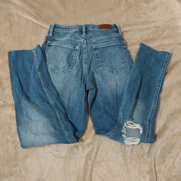 EUC Hollister Ultra High Rise Mom Jean 25 × 27 Distressed - Picture 5 of 5